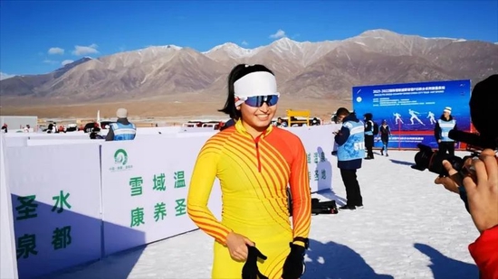 迪妮格尔·衣拉木江在温泉夺冠后接受采访  石榴云/新疆日报记者 董亮摄
