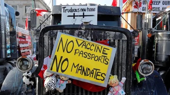 ·“自由车队”的一辆车前写着“不要疫苗护照，不要防疫政策”。
