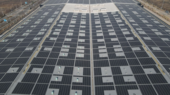 这是位于蚌埠中光电科技有限公司内的薄膜光伏建筑一体化应用示范项目（2021年12月21日摄，无人机照片）。新华社记者 张端 摄