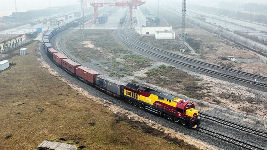 2022年1月15日，广西新年首趟西部陆海新通道年货班列从钦州港东站驶出（无人机照片）。新华社记者 张爱林 摄