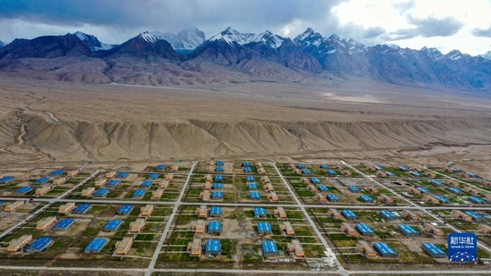 这是在新疆塔什库尔干塔吉克自治县县城附近拍摄的塔提库力易地扶贫搬迁安置点（2019年7月1日摄，无人机照片）。新华社记者 胡虎虎 摄