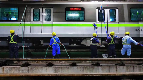  上海地铁的工作人员在进行清洗和消毒工作（受访单位供图）