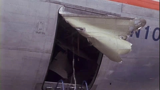 美国航空191号班机货舱门在飞行途中脱落  《空中浩劫》截图
