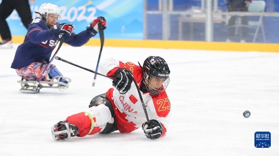 3月11日，在北京国家体育馆，中国队球员崔玉涛（右）在北京2022年冬残奥会残奥冰球半决赛中。新华社记者 马希平 摄