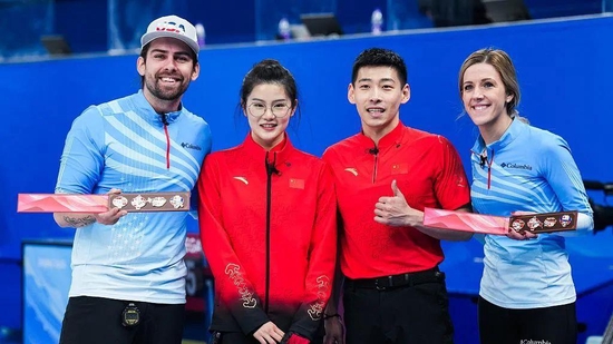  △北京冬奥会冰壶混合双人循环赛后，中国队与美国队合影。