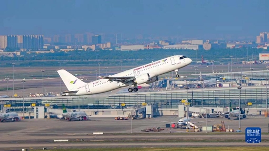 5月14日6時(shí)52分，編號(hào)為B-001J的C919大飛機(jī)從上海浦東機(jī)場(chǎng)第4跑道起飛，于9時(shí)54分安全降落，標(biāo)志著中國(guó)商飛公司即將交付首家用戶的首架C919大飛機(jī)首次飛行試驗(yàn)圓滿完成。新華社發(fā)
