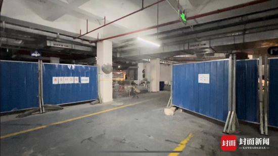 宝能公馆地下停车场中仍存在未拆除的施工围挡。摄影 杨峰