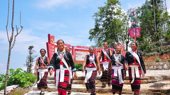 云南西盟县力所乡图地村群众在文化广场参加活动。（西盟县委宣传部供图）