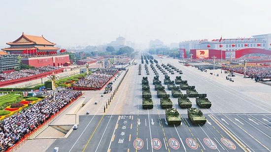 2019年10月1日上午，庆祝中华人民共和国成立70周年大会在北京天安门广场隆重举行。图为受阅部队。 新华社发 申宏/摄