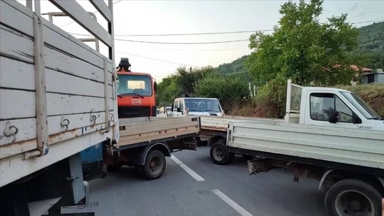 科索沃当局因换发驾照惹出事，塞族民众用卡车阻挡科索沃北部道路