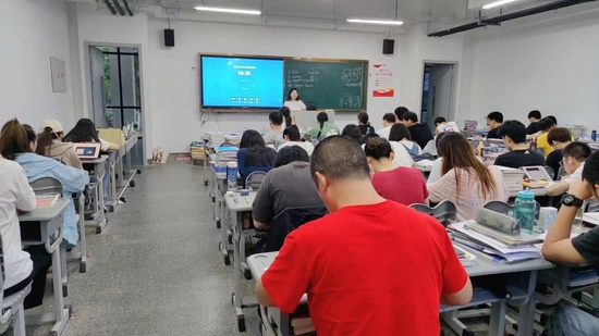 罗浩考研机构以往的线下课 .