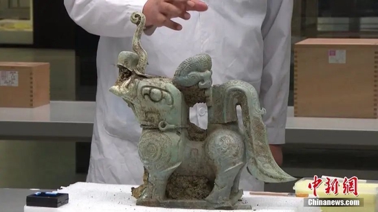 图为“四翼小神兽”,这也是三星堆发现的第一件带翅膀的神兽。图片来源:视觉中国