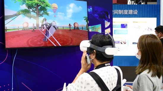 28日，2022年中国网络文明大会在国家会展中心（天津）拉开帷幕，参观者在广东馆通过VR体验洪拳。（图片来源：CFP）