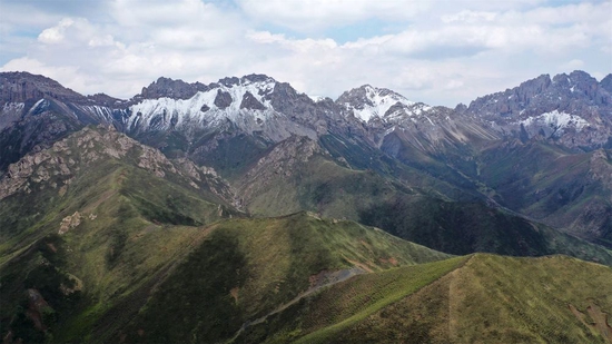 甘肃省武威市天祝藏族自治县石门沟景色（2022年6月5日摄，无人机照片）。这里地处祁连山生态系统中重要水源涵养和补给区。新华社记者 陈斌 摄