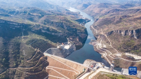 这是在位于乌蒙山区的贵州省纳雍县六冲河畔拍摄的夹岩水利枢纽工程（2022年3月17日摄，无人机照片）。新华社记者 陶亮 摄