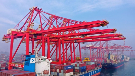 货轮停靠在山东港口日照港集装箱码头进行装卸作业（2022年1月26日，无人机拍摄）。新华社记者 郭绪雷 摄