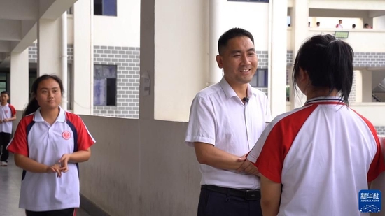 贵州省望谟县实验高中党总支副书记、副校长刘秀祥在课后辅导学生（2022年8月26日摄）。新华社记者 周宣妮 摄