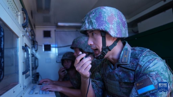 某次演训中，驻香港部队某团防空营营长王海旭（前）下达“发射”防空导弹命令（2022年7月21日摄）。新华社发（田越洋 摄）