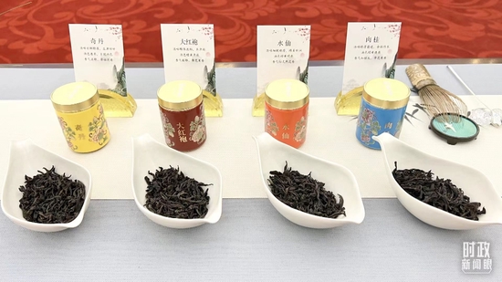  △茶叙现场摆放的四种茶叶：奇丹、大红袍、水仙、肉桂。（总台央视记者魏子钧拍摄）