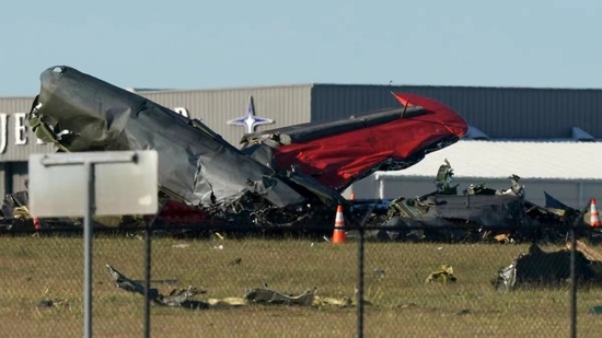 美媒称，美国得克萨斯州达拉斯县12日一次航展的飞行表演中，一架B-17轰炸机和一架P-63战斗机相撞并坠毁，图自美媒
