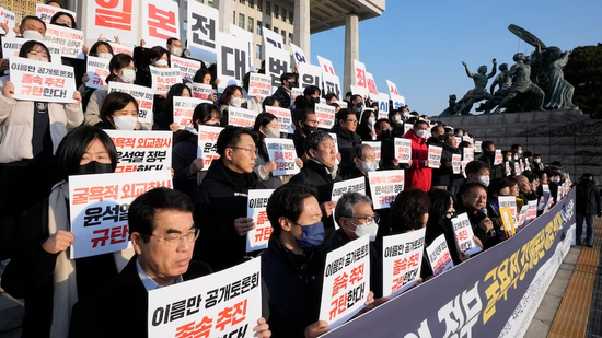韩国国民议会大楼外，韩国宇宙反对政府就强征劳工问题建议的由第三方为日企代付补偿金的决策。图源：ap