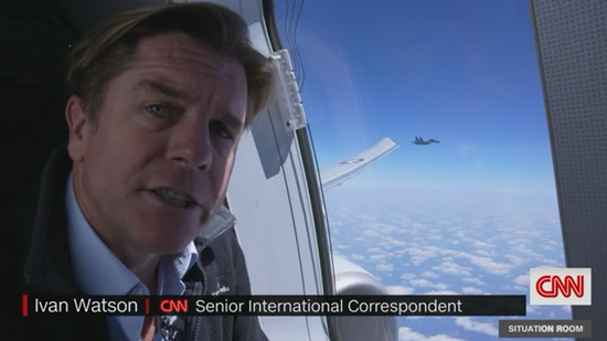  CNN曝光该媒体记者乘美军机飞行在南海上空被解放军战机警告一幕