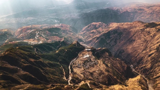 恢弘的乌蒙山系牯牛山,位于东川城市东侧./图虫创意