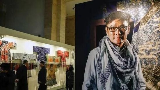 “情歌王子”张信哲个人藏品在沪免费展出，讲述童年经历：才知道它这么贵！