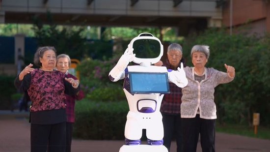“银发浪潮”遇上AI科技 机器人伴老人老有所养、老有所乐