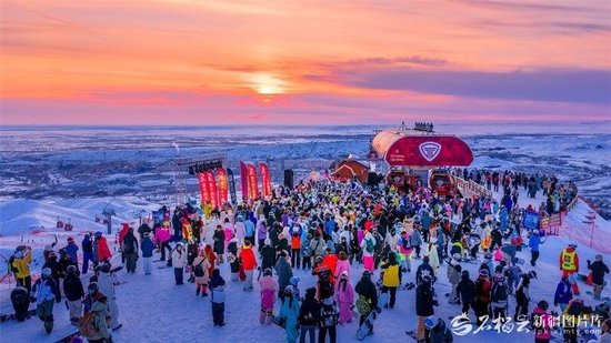 新疆的冬天亚克西丨一半冰雪一半烟火 “冰雪+”新场景点燃消费热情
