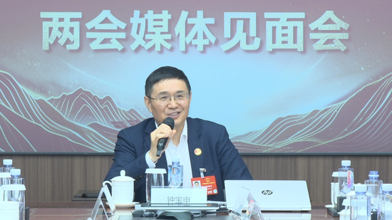 全国人大代表钟宝申： 建议缩短法定劳动时间到7小时 提高加班待遇 加班付费要成硬约束