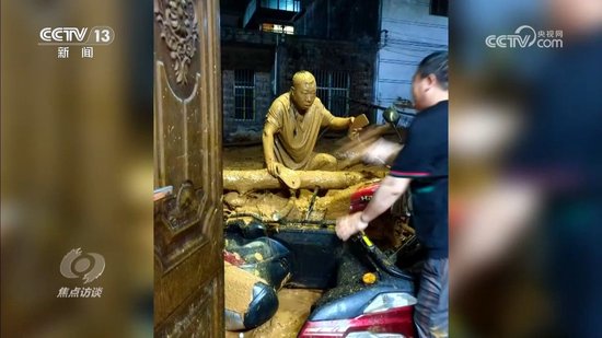 焦点访谈｜闻汛而动！党旗在防汛救灾一线高高飘扬