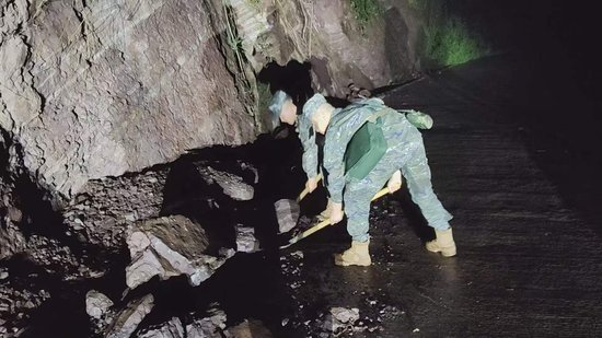 宜宾高县发生5.5级地震，约1小时后已有救援人员赶到现场，震中沙河镇上龙村村民：村里有水有电有网，有的还在家正常做饭