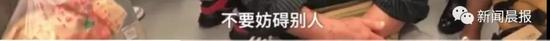 倚老卖老:大爷自带板凳出行:年轻人很累 我们不能倚老卖老
