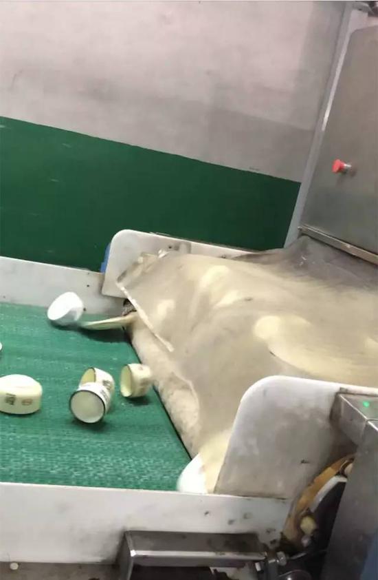 ▲高温消毒区的透明塑料布污渍斑斑,餐具从此处进入摆盘区。新京报记者 刘经宇 摄