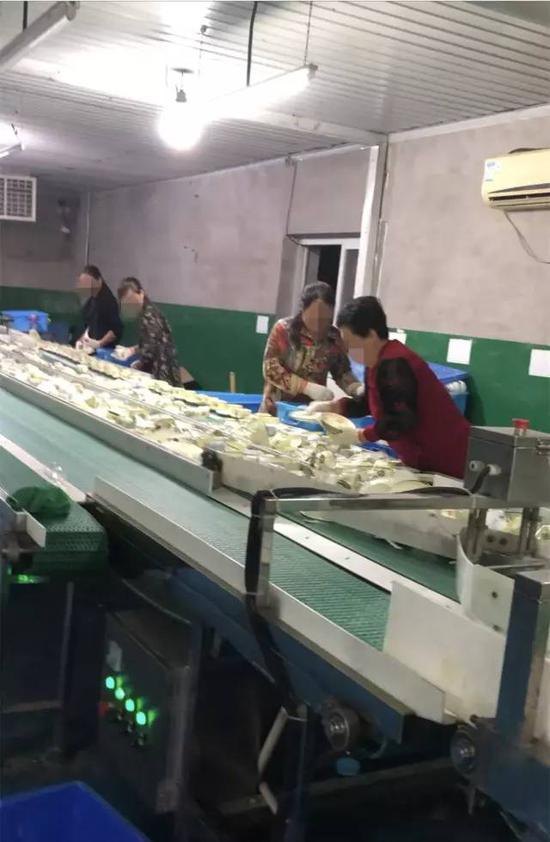 ▲餐具消毒后,涉事工厂工人戴着线手套为餐具摆盘,不少人的手套已发黄、发黑。新京报记者 刘经宇 摄