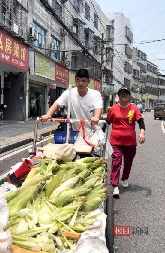 高考前父亲右腿截肢瞒了1个多月，奶奶带大的孙子考了692分：填报清华“强基计划”，暑假帮奶奶出摊卖玉米