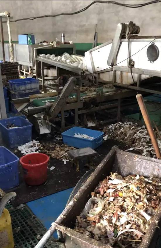 ▲涉事工厂车间除渣区的食物残渣混合着筷子、勺子,直接堆在地上。新京报记者 刘经宇 摄
