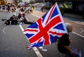 这名老太太曾多次持英国国旗参与反对派示威。