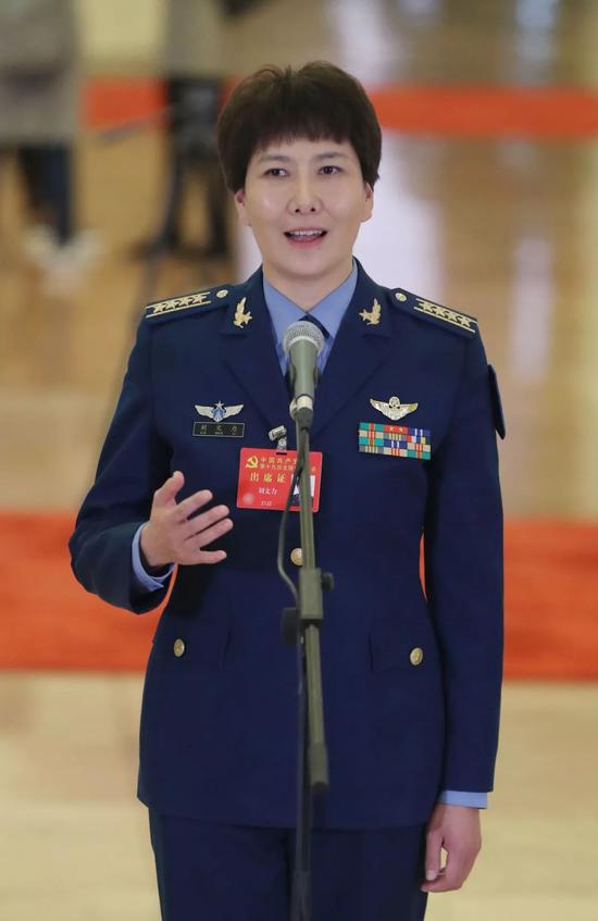 女飞行员图片:抗癌成功的女飞行员 升任军级(图) 刘文力接受采访