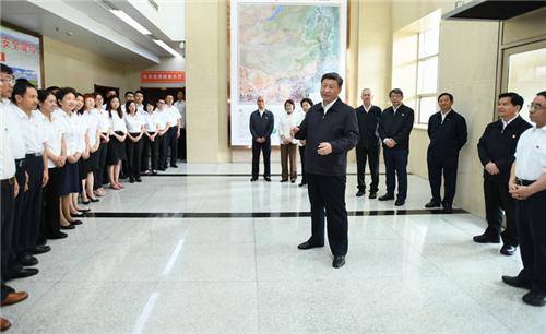 7大常委:为了这一个主题 中央政治局常委7月以来密集调研 7月15日至16日,中央总书记、国家大大、中央军委大大平在内蒙古考察并指导开展“不忘初心、牢记使命”主题教育。这是16日上午,平到内蒙古自治区自然资源厅,实地调研指导开展“不忘初心、牢记使命”主题教育。新华社记者 谢环驰 摄