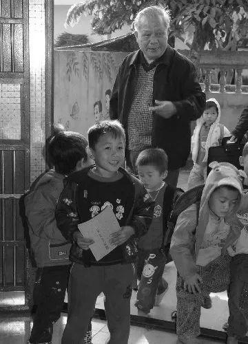  陈苏厚看望孩子们