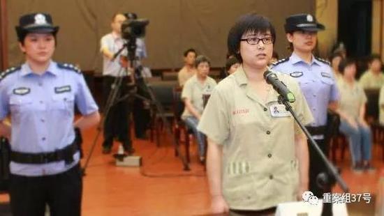 吴英死刑:判死刑“亿万富姐”吴英减至25年 父亲:有盼头了 ▲2014年吴英被减至无期徒刑。 资料图片/中新社发