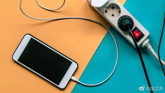 女子充电中手机订总统套房?警方:将检测充电设