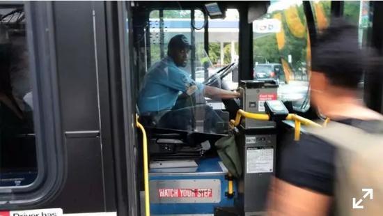 ▲一辆芝加哥公交车上，驾驶位安装了防护屏  图据《芝加哥论坛报》