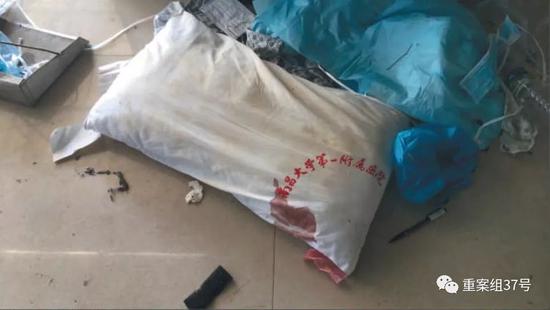 ▲11月29日,顺达洗涤服务中心内,一个带血的枕头被工人扔在地上的垃圾堆里期待洗涤,左右还堆放了医外走术帽和输液管等医疗废物。 新京报记者 尹亚飞 摄