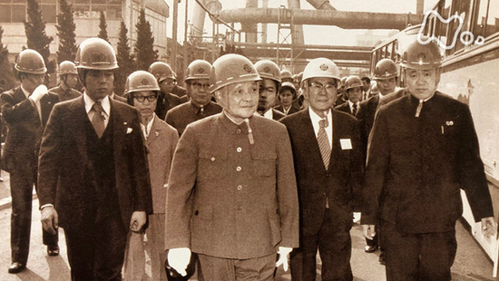 这部纪录片火了 片中这些日本人值得我们说声谢谢 邓小平在新日铁工厂视察(NHK截图)