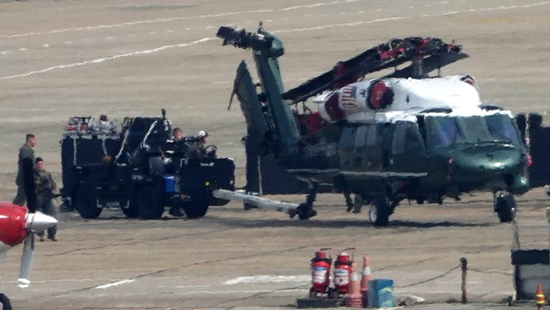 美总统专用直升机现身越南机场（韩国《中央日报》）