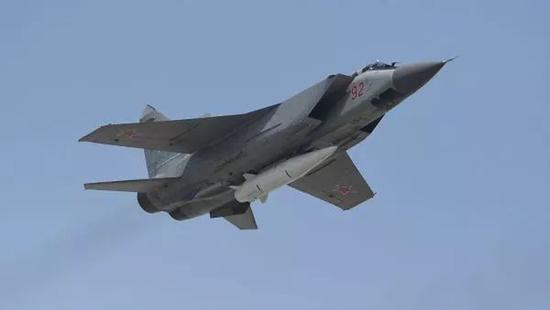 ▲俄国防部称，配备“匕首”的米格-31已在黑海和里海上空执飞380多架次。