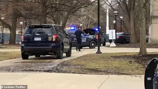 警方在接到密歇根州“枪击案”的报警电话后迅速赶到现场。（社交平台）
